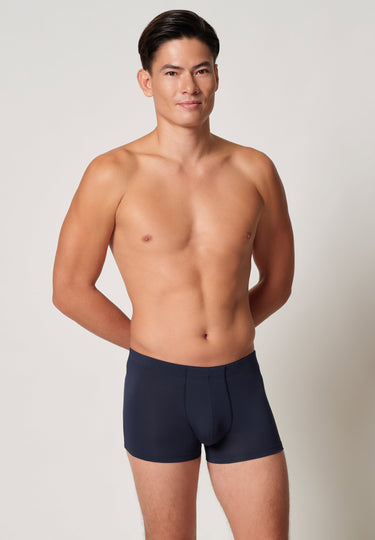 Vorderansicht von einem Herren-Model, das HU outer space modal/viskose/tencel Pants trägt