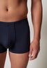 Nahaufnahme von einem Herren-Model, das HU outer space modal/viskose/tencel Pants trägt