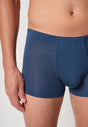 Nahaufnahme von einem Herren-Model, das HU ensign blue minimal modal/viskose/tencel Pants trägt