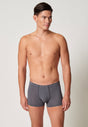 Vorderansicht von einem Herren-Model, das HU turbulence herringbone modal/viskose/tencel Pants trägt