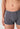 Nahaufnahme von einem Herren-Model, das HU turbulence herringbone modal/viskose/tencel Pants trägt