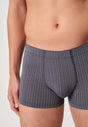 Nahaufnahme von einem Herren-Model, das HU turbulence herringbone modal/viskose/tencel Pants trägt