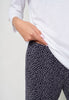 Nahaufnahme von einem Damen-Model, das HU crazy dots baumwolle Pyjama 3/4 trägt