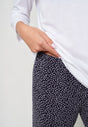 Nahaufnahme von einem Damen-Model, das HU crazy dots baumwolle Pyjama 3/4 trägt