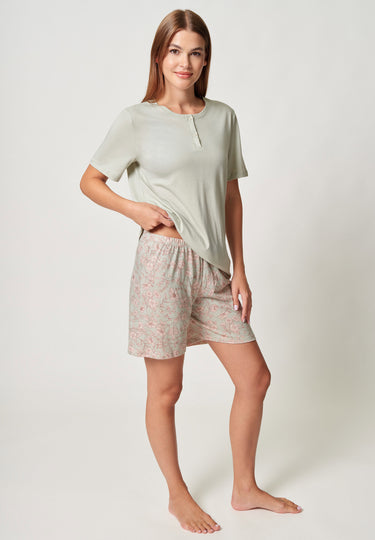 Vorderansicht von einem Damen-Model, das HU flower garden baumwolle Pyjama kurz trägt