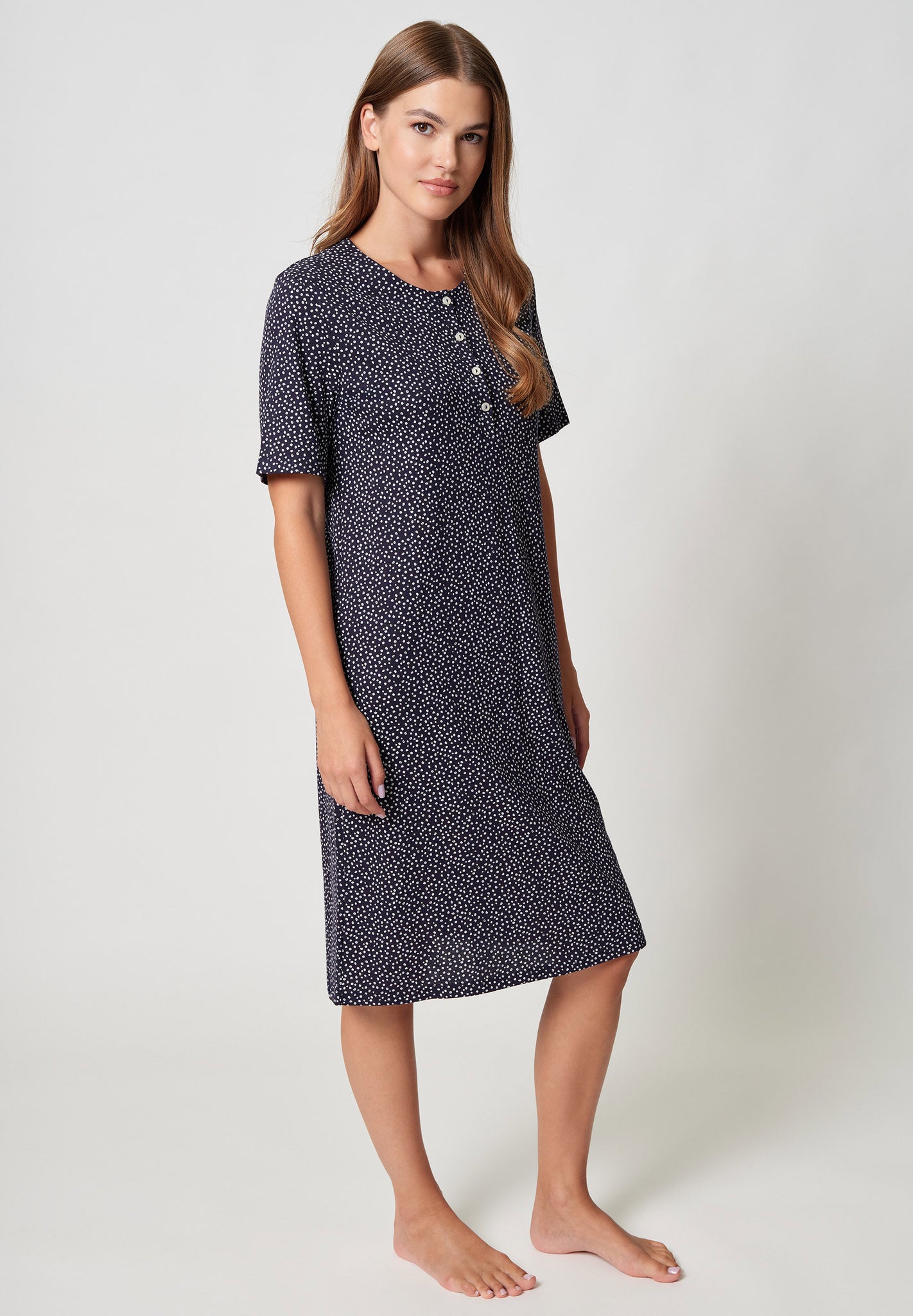 Vorderansicht von einem Damen-Model, das HU crazy dots modal/viskose/tencel Nachthemd kurzarm trägt