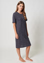 Vorderansicht von einem Damen-Model, das HU crazy dots modal/viskose/tencel Nachthemd kurzarm trägt