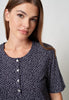 Nahaufnahme von einem Damen-Model, das HU crazy dots modal/viskose/tencel Nachthemd kurzarm trägt