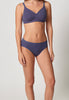 Vorderansicht von einem Damen-Model, das HU blue indigo baumwolle Midi Slip Doppelpack trägt