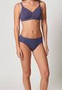 Vorderansicht von einem Damen-Model, das HU blue indigo baumwolle Midi Slip Doppelpack trägt