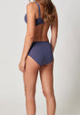 Rückansicht von einem Damen-Model, das HU blue indigo baumwolle Midi Slip Doppelpack trägt
