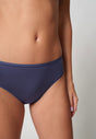 Nahaufnahme von einem Damen-Model, das HU blue indigo baumwolle Midi Slip Doppelpack trägt