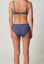 Rückansicht von einem Damen-Model, das HU blue indigo mikrofaser Rio Slip Doppelpack trägt