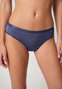 Nahaufnahme von einem Damen-Model, das HU blue indigo mikrofaser Rio Slip Doppelpack trägt
