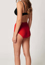 Rückansicht von einem Damen-Model, das HU true red mikrofaser Maxi Slip trägt