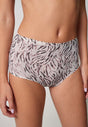 Nahaufnahme von einem Damen-Model, das HU leo mikrofaser Maxi Slip trägt