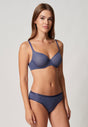 Vorderansicht von einem Damen-Model, das HU blue indigo mikrofaser Spacer BH trägt