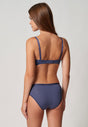 Rückansicht von einem Damen-Model, das HU blue indigo mikrofaser Spacer BH trägt