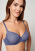 Nahaufnahme von einem Damen-Model, das HU blue indigo mikrofaser Spacer BH trägt