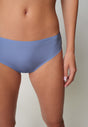 Nahaufnahme von einem Damen-Model, das HU lavender lustre mikrofaser Rio Slip trägt