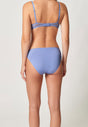 Rückansicht von einem Damen-Model, das HU lavender lustre mikrofaser Rio Slip trägt