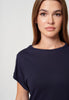 Nahaufnahme von einem Damen-Model, das HU baritone blue modal/viskose/tencel Shirt kurzarm trägt