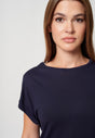 Nahaufnahme von einem Damen-Model, das HU baritone blue modal/viskose/tencel Shirt kurzarm trägt