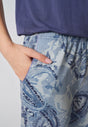 Nahaufnahme von einem Damen-Model, das HU water paisley modal/viskose/tencel Hose 3/4 trägt
