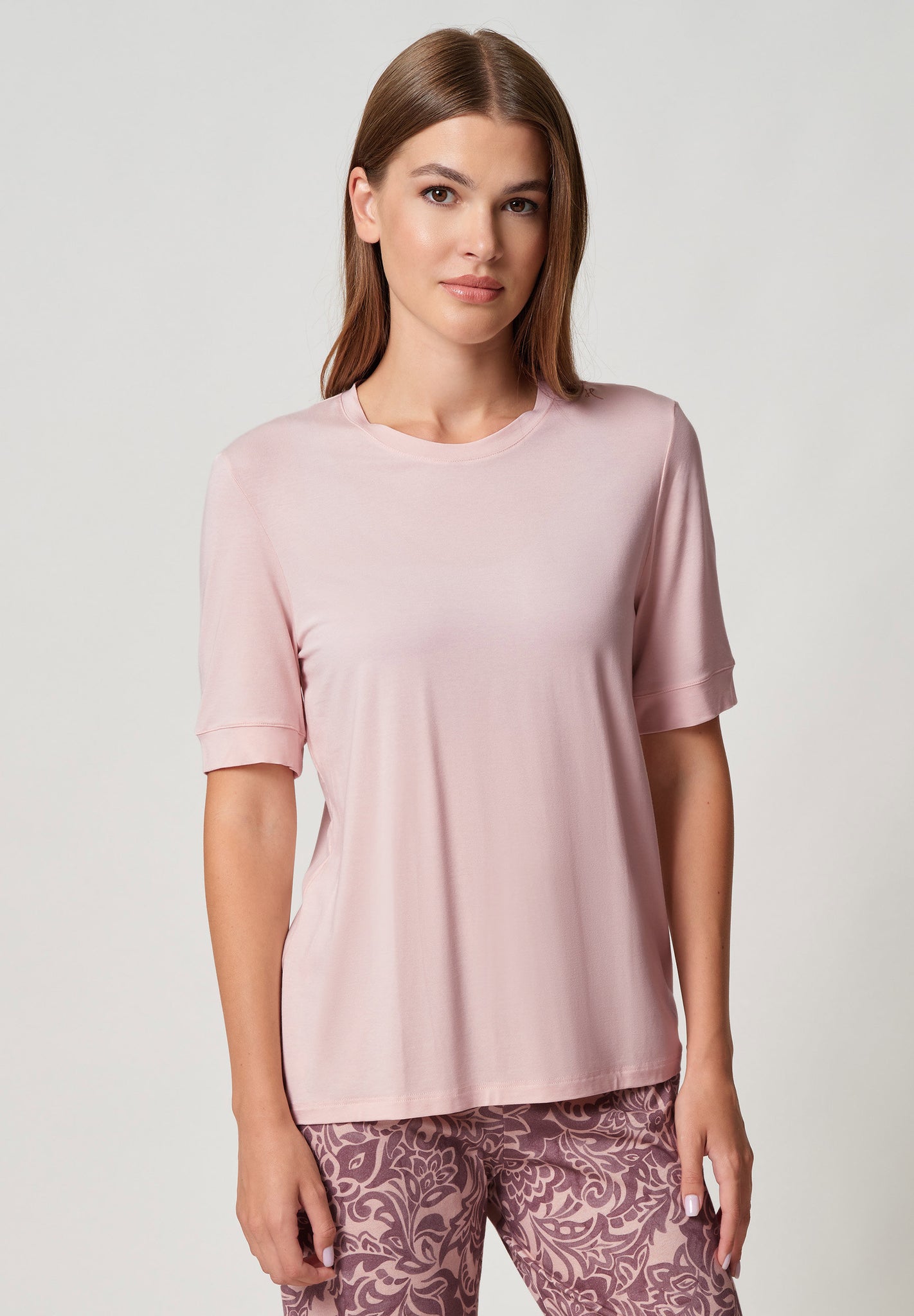 Vorderansicht von einem Damen-Model, das HU silver peony modal/viskose/tencel Shirt kurzarm trägt