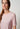 Nahaufnahme von einem Damen-Model, das HU silver peony modal/viskose/tencel Shirt kurzarm trägt