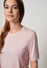Nahaufnahme von einem Damen-Model, das HU silver peony modal/viskose/tencel Shirt kurzarm trägt