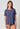Vorderansicht von einem Damen-Model, das HU blue indigo baumwolle Shirt kurzarm trägt