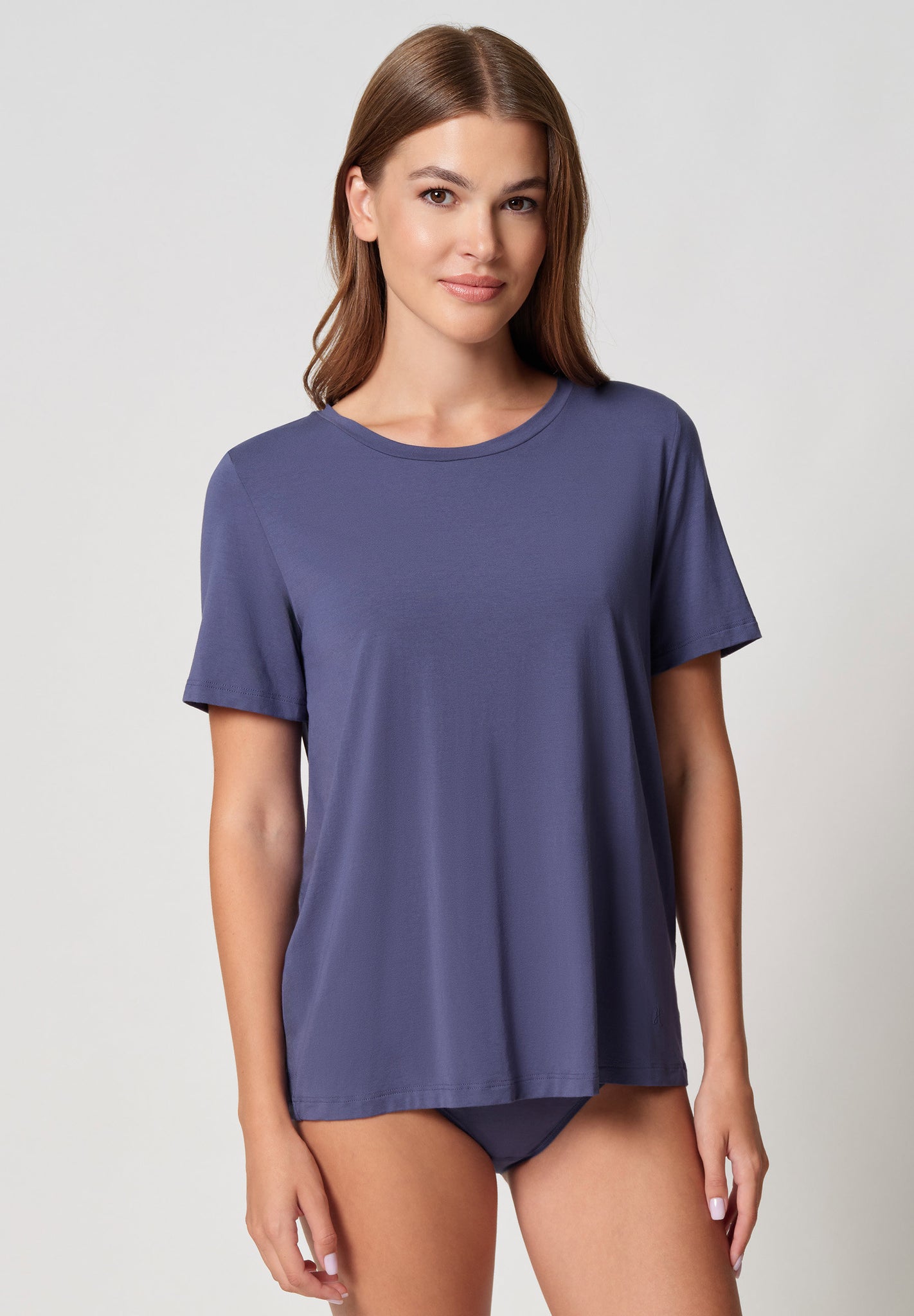 Vorderansicht von einem Damen-Model, das HU blue indigo baumwolle Shirt kurzarm trägt