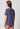 Rückansicht von einem Damen-Model, das HU blue indigo baumwolle Shirt kurzarm trägt