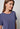 Nahaufnahme von einem Damen-Model, das HU blue indigo baumwolle Shirt kurzarm trägt