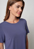 Nahaufnahme von einem Damen-Model, das HU blue indigo baumwolle Shirt kurzarm trägt