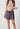 Vorderansicht von einem Damen-Model, das HU indigo tile modal/viskose/tencel Shorts trägt
