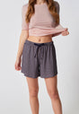 Vorderansicht von einem Damen-Model, das HU indigo tile modal/viskose/tencel Shorts trägt