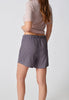 Rückansicht von einem Damen-Model, das HU indigo tile modal/viskose/tencel Shorts trägt
