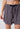 Nahaufnahme von einem Damen-Model, das HU indigo tile modal/viskose/tencel Shorts trägt