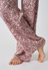 Nahaufnahme von einem Damen-Model, das HU painted paisley baumwolle Hose lang trägt