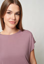 Nahaufnahme von einem Damen-Model, das HU twilight mauve modal/viskose/tencel Shirt kurzarm trägt