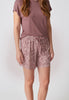 Vorderansicht von einem Damen-Model, das HU painted paisley modal/viskose/tencel Shorts trägt