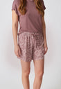Vorderansicht von einem Damen-Model, das HU painted paisley modal/viskose/tencel Shorts trägt