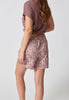 Rückansicht von einem Damen-Model, das HU painted paisley modal/viskose/tencel Shorts trägt
