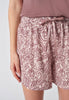 Nahaufnahme von einem Damen-Model, das HU painted paisley modal/viskose/tencel Shorts trägt