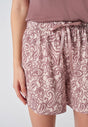 Nahaufnahme von einem Damen-Model, das HU painted paisley modal/viskose/tencel Shorts trägt