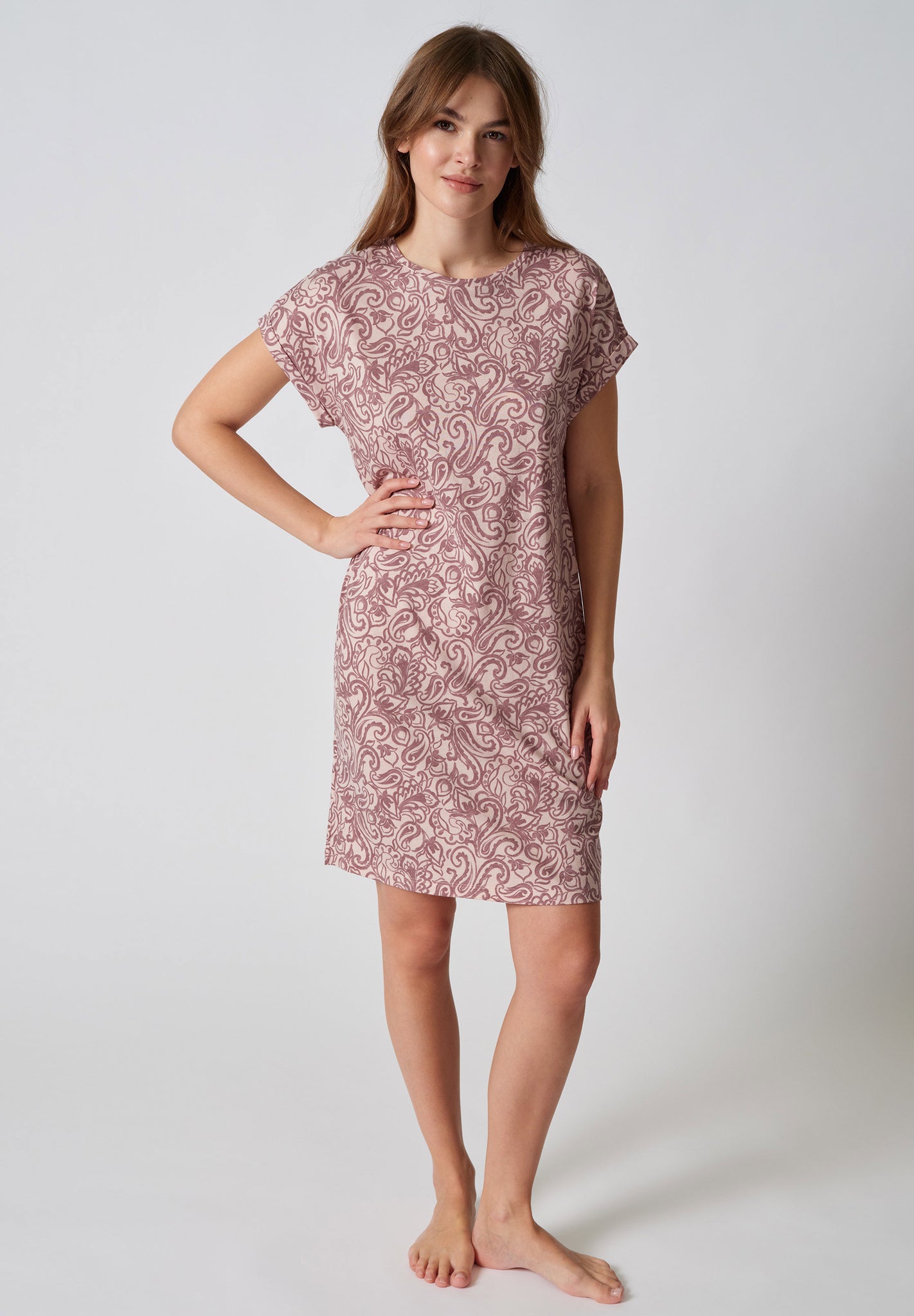 Vorderansicht von einem Damen-Model, das HU painted paisley baumwolle Nachthemd kurzarm trägt
