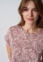 Nahaufnahme von einem Damen-Model, das HU painted paisley baumwolle Nachthemd kurzarm trägt