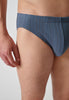 Nahaufnahme von einem Herren-Model, das HU china blue selection baumwolle Slip Doppelpack trägt